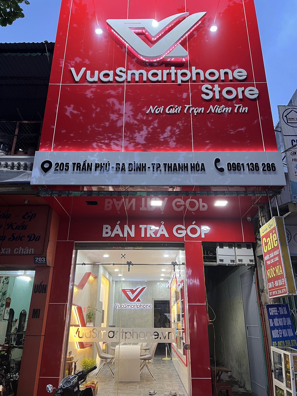 Biển hiệu phải trang trí nổi bật, thu hút Biển hiệu phải trang trí nổi bật, thu hút