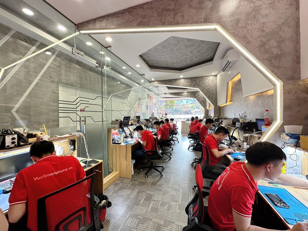Cửa làm bằng chất liệu kính tăng vẻ sang trọng cho cửa hàng Cửa làm bằng chất liệu kính tăng vẻ sang trọng cho cửa hàng