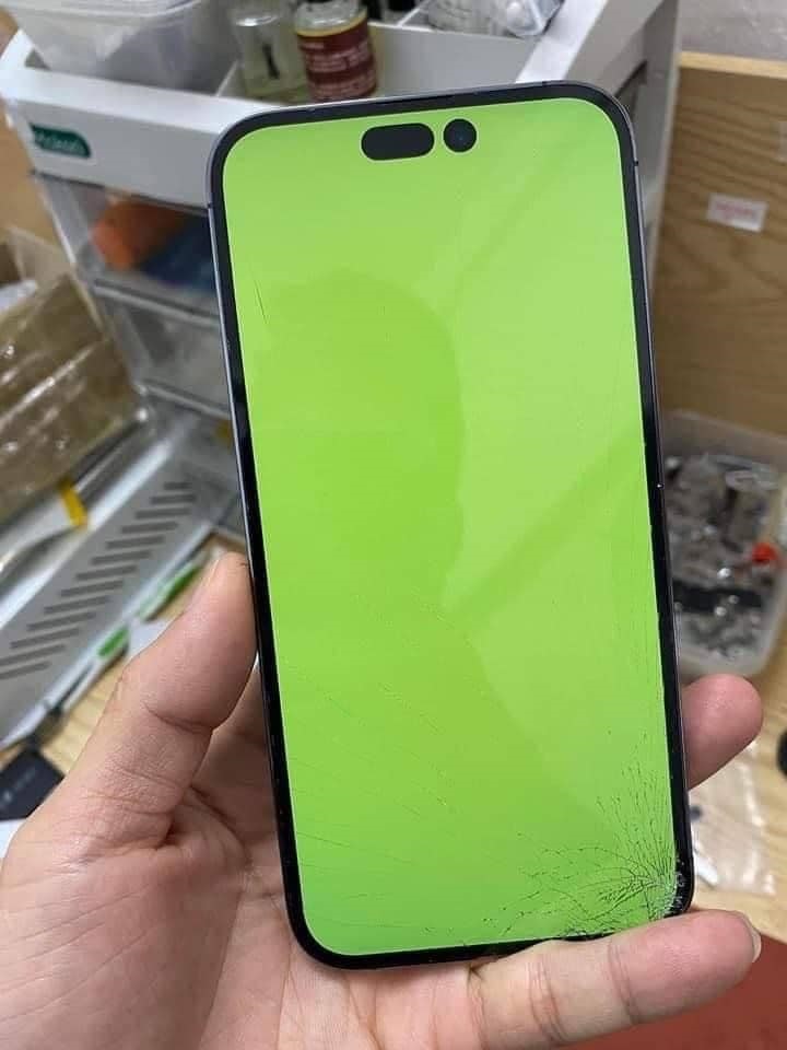 Dấu Hiệu Nhận Biết Lỗi Màn Hình Xanh trên iPhone 16 Pro Max Dấu Hiệu Nhận Biết Lỗi Màn Hình Xanh trên iPhone 16 Pro Max