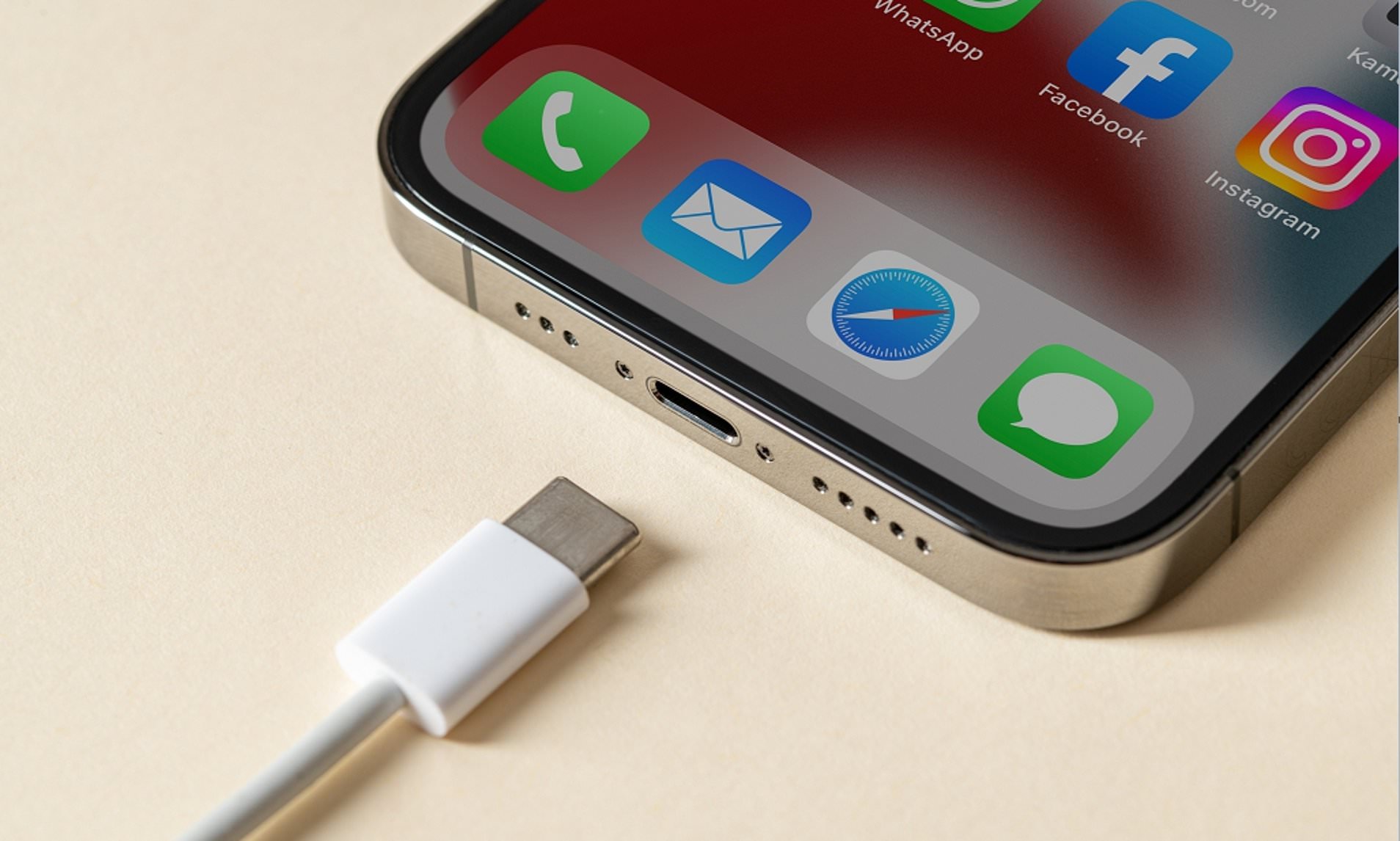 iPhone 15 sử dụng cổng Type-C iPhone 15 sử dụng cổng Type-C