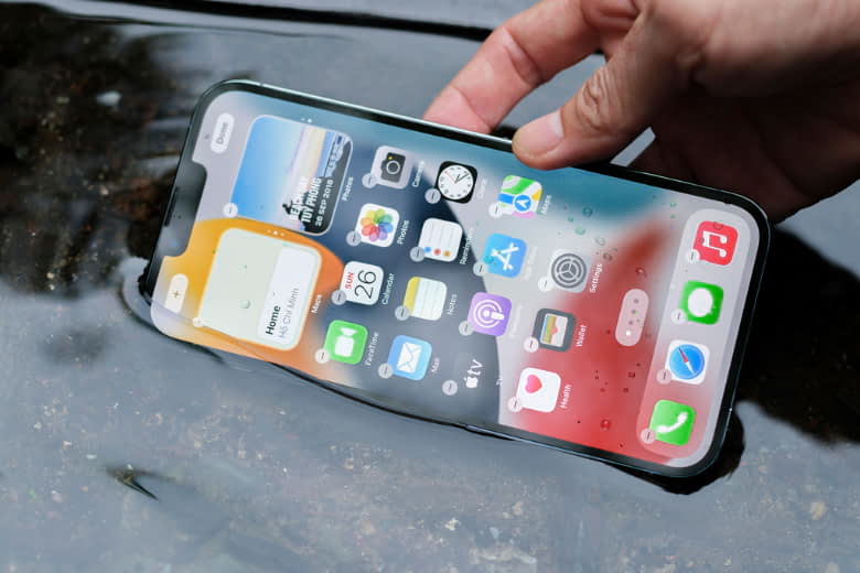 iPhone 13 Pro Max lỗi màn hình do bị vô nước